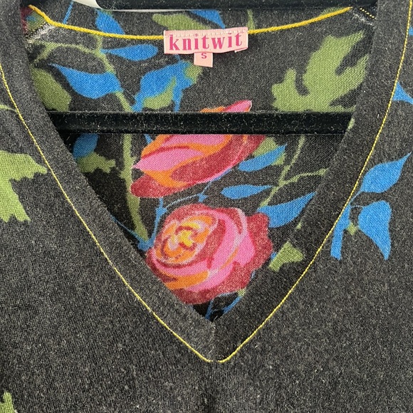 Knitwit 100% Cashmere Rose Blossom V-Neck sweater - Picture 4 of 8